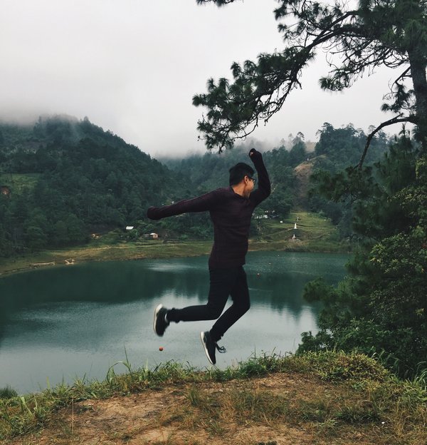Comment organiser des vacances dans une cabane sur une île déserte pour une aventure Robinson Crusoé ?